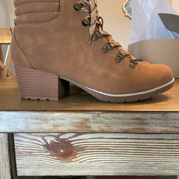 BOC Women’s Alder Round Toe Block Heel Lace-Up Booties  Size 8! Brand new!! - Picture 7 of 8